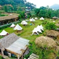 Lagom Village-Glamping Site- Đồng Đò lake view: Ấp Tân Long şehrinde bir otel