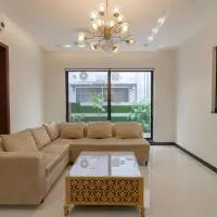 DHA Phase 6 - Executive And Luxurious Rooms - Near Raya, Dolmen and Airport, hotel em Lahore