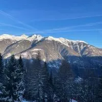 Appartamento panoramico con vista sulle montagne e accesso diretto alle piste Marilleva 1400 – hotel w mieście Mezzana
