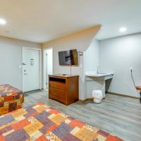 Ski, Explore, Bring Pets! Studio 5 Mi to Pine Knob, hotel near Oakland County International - PTK, City in the Village of Clarkson