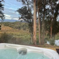 Secluded Lake Cottage with Hot Tub，位于CorralitosWatsonville Municipal - WVI附近的酒店