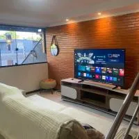 50 metros da praia,Ar condicionado na sala de estar e suíte, Área Gourmet, hotell i Serra