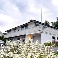 Gjesterom til leie i et privat hus 250 moh, отель в городе Brumunddalen