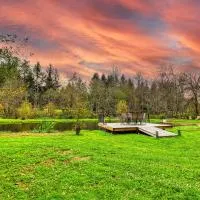 4-Bedroom Chateau in Southern Washington- Luxurious Retreat with Pond & Creek, hotel sa Amboy