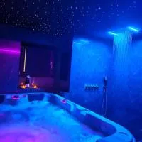 Suite romantique avec jaccuzzi - proche des lacs - La secrète room, hotel La Mure-ben