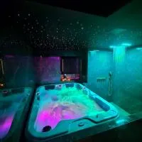 Suite romantique avec jaccuzzi - proche des lacs - La secrète room, hotelli kohteessa La Mure