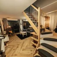 Nice little duplex house in Elancourt village, hotel sa Élancourt