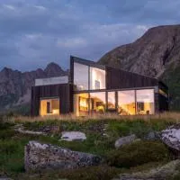 Hoda Cabin - Luxury lodge with jacuzzi and sauna, hotel v mestu Lyngværet