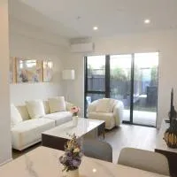 Modern 3BR Family Townhouse & Walk to Train & Free Parking & Gated Community, hotel v Aucklande
