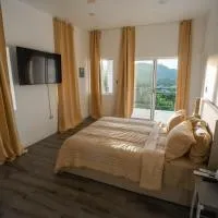 Luxury Apt with Amazing Views, hotel i Saint Johnʼs