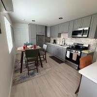 Welcome To The Modern Casita Riverside!, hotel a prop de Aeroport de Riverside Municipal - RAL, a Riverside