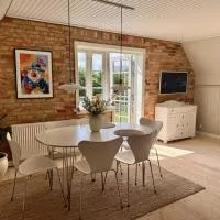 Beautiful villa apartment close to city, beach, ferry, etc, hotelli kohteessa Hjørring