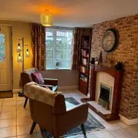 Cute and cosy cottage in the lovely Oxton village, hotel v destinaci Birkenhead