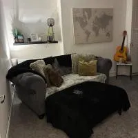 2 bedroom fully furnished apartment, hotell sihtkohas Springburn