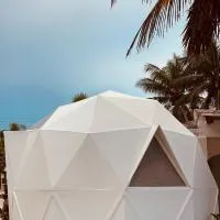 Frequency Beachfront Domes El Cuyo, hótel í El Cuyo