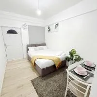 Ecclesfield में, होटल Stylish 2-Guest Studio with Netflix, Prime - FREE WIFI & FREE PARKING - Aroluchi Ville