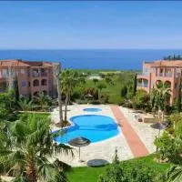 Large apartment in an idyllic complex, ocean view, готель у місті Мандрія