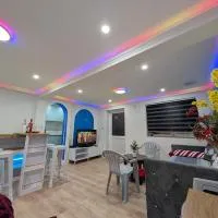 Taplow में, होटल Luxury Santorini Boutique Suite with a Mediterranean Soul - 15m to Heathrow Windsor Ascot Legoland with Free Parking