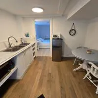 Private 2-Bedroom Minutes From Trent University, хотел в Питърбъро