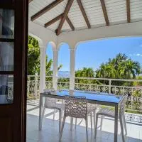 Appartement T2 avec mezzanine et terrasse offrant une vue panoramique sur les Saintes et à 100 m de la plage de Grande Anse, hotel u gradu Troa Rivjer