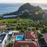 Oceanfront Villa with Private Pool Breathtaking Sunsets in Madeira, отель в городе Tábua