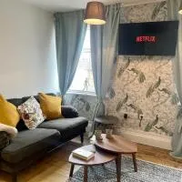 Cozy & unique two bedroom apt in the heart of town, хотел в Мелтън Моубрей