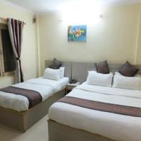 Hotel White House, hotel dicht bij: Bajura Airport - BJU, Mānma