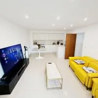 Modern 2 Bedroom Ensuite Huge Open Plan Living with Balcony 2 Bathroom, hotel v destinaci The Hyde