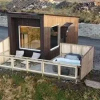 Unik og moderne microhytte med utsikt mot havet 40 A Otterlei Resort, ξενοδοχείο σε Longva