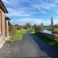 Bright and cozy apartment on Grand Canal Greenway, hotelli kohteessa Daingean