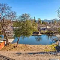 Lakefront Retreat • Private Yard + Fireplace, hotel a Clearlake Oaks