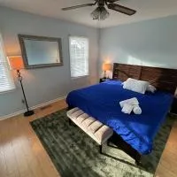 The White Door 2-bedroom townhouse near VT & RU โรงแรมในแรดฟอร์ด