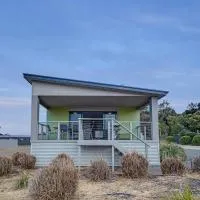 Long Island Retreat - Pelican Relax By The River!, hotel en Murray Bridge