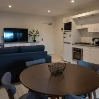 2x Studio Apartments in Islington each with AC, Bathroom, Kitchen, Laundry, Balcony and Wifi, hotel di Hamilton