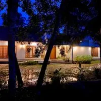 Neelathamara - The Riverside Villa, хотел в Trikunnapuzha