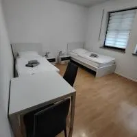 Gemütliche 100 qm Wohnung mit Balkon، فندق في Wernsdorf