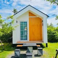 บลูคริสตัลรีสอร์ทแหลมสิงห์: Laem Sing şehrinde bir otel