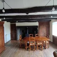 Maison typique avec 3 chambres pour 6 à 8 personnes, hotel a Chalvignac