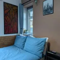 R3 - Cozy Small Double - City & Beach Access, WIFI, Free Parking, Bus Stop 50ft From House - Self Catering, hotelli kohteessa Swansea