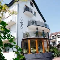 Willa Ada Pokoje & Apartamenty, hotel di Karwia