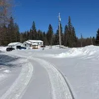 Peaceful and Heavenly Private Water Front Cottage on 100 Acres of Scenic Beauty- Trent Lakes, hotelli kohteessa Kinmount
