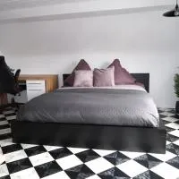 Cozy room with bathroom in a private house, hotel u gradu Bergrheinfeld