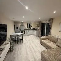 New 2-bed 2-bath detached flat with garden, hotel em Enfield