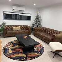 The Ultimate Family Retreat - Stylish & Spacious, hotel en Deagon