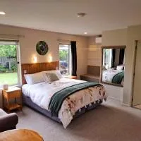 Blue Ridge Studios and Bed & Breakfast, отель в городе Те-Анау