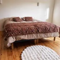 Spacious, bright and comfortable bedrooms, hotel u gradu 'Lannemezan'