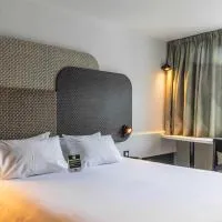 B&B HOTEL Lourdes Centre Gare 3 étoiles、ルルドのホテル