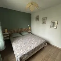 chambre avec salle de bain et coin kitchenette، فندق في Fontains