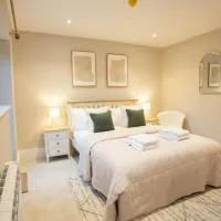 Brand New Modern 2-Bed Dog-Friendly Apartment in Broadway High Street - Sleeps 6, hotel a Broadway