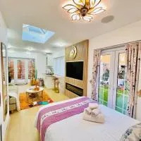 Hayaat Cottage, Cosy New Studio, great London link, hotel a Grays Thurrock